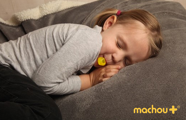 Enfant dormant avec son machou+ en bouche