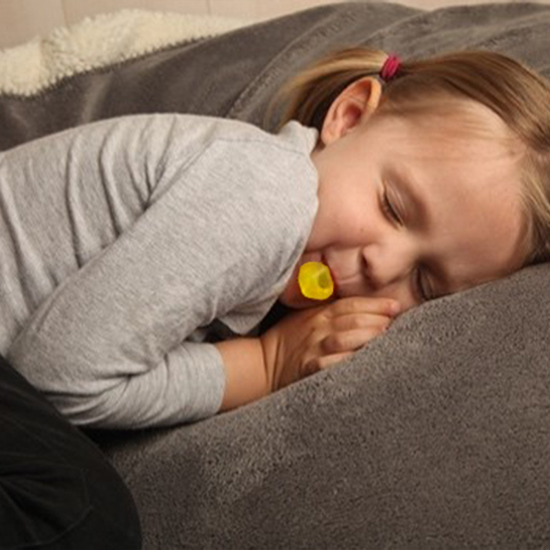Petite fille dormant avec son machou+ à la bouche